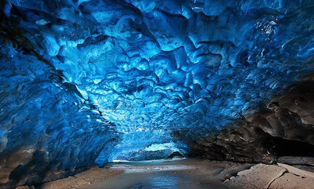 Голубые пещеры на острове Закинф, в водах ионического моря