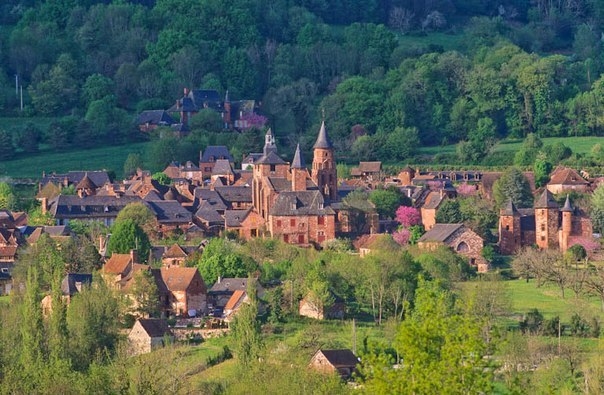 Карминная деревня во Франции