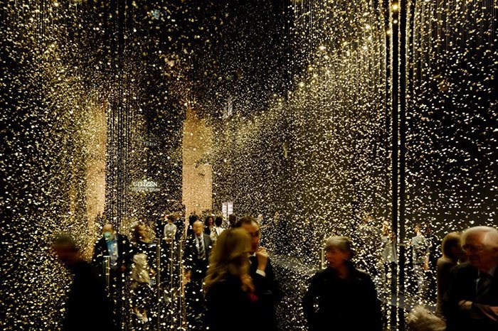 Мерцающая инсталляция из 65 000 часовых механизмов, походит на дождь