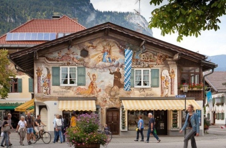 Гармиш-Партенкирхен - живописный альпийский городок.
