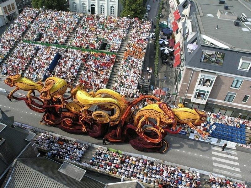 Грандиозные скульптуры из цветов в голландском Зюндерте