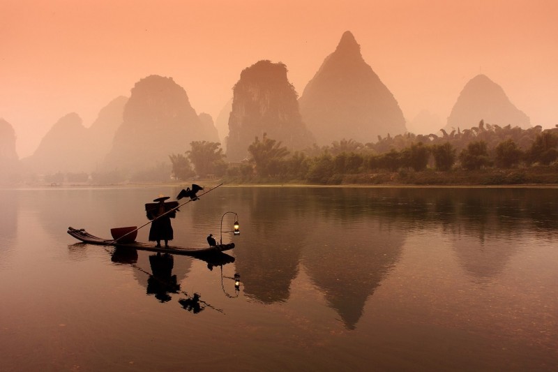 Рыбак с бакланами на реке Ли, Китай