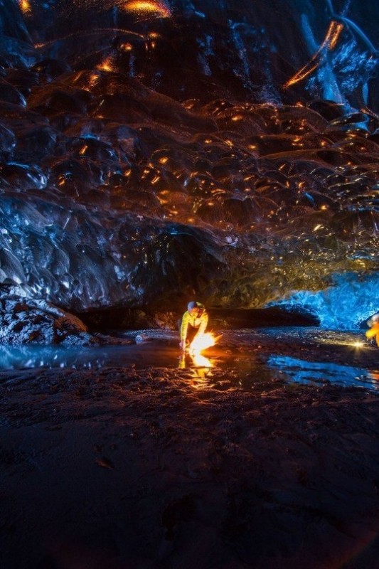 Ледяная пещера гигантского ледника Vatnajokull в Исландии.