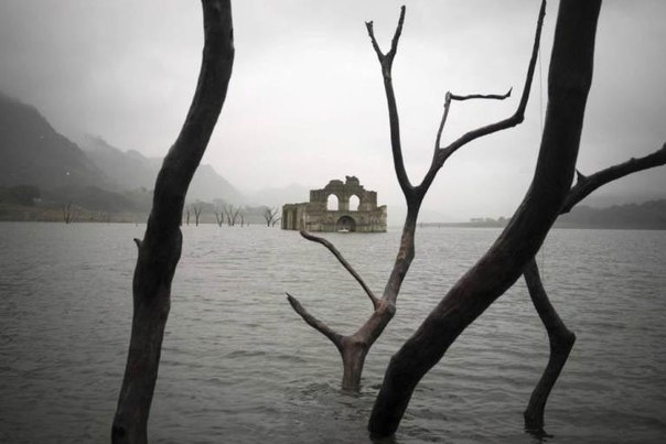 Забытая затопленная 450-летняя церковь в Мексике появилась над поверхностью воды из-за засухи