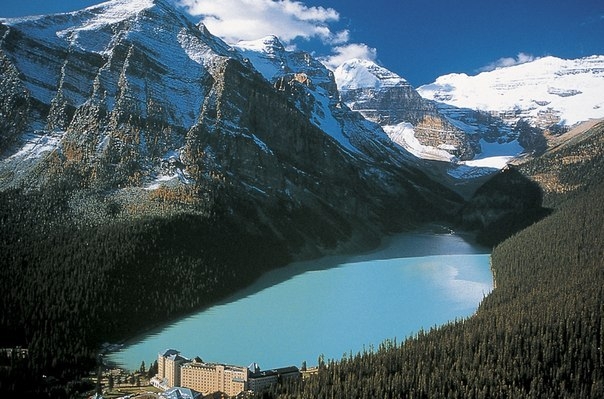 Изумрудная красота ледникового озера Луиз в Канаде
