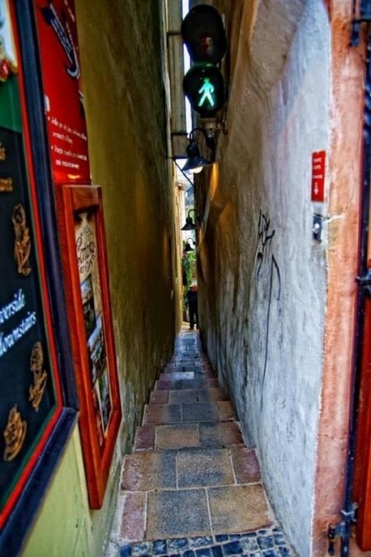 Это самая узкая улица в Праге под названием Винарна Чертовка.