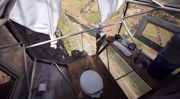 Капсульный отель на отвесной скале в Куско Капсульный отель на отвесной скале в Куско
