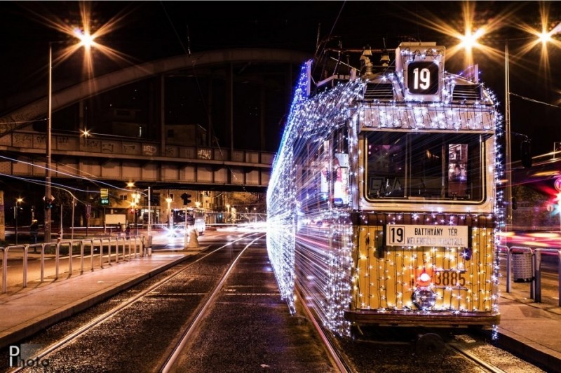 Завораживающие трамваи в Будапеште, покрытые светодиодными лампами.