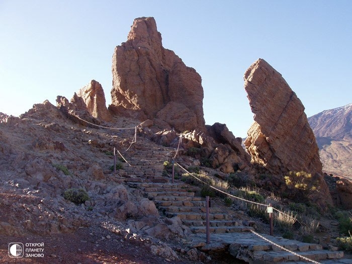Лос Рокес де Гарсия или «Палец Бога» (Los Roques de Garcia), Тенерифе Лос Рокес де Гарсия или «Палец Бога» (Los Roques de Garcia), Тенерифе