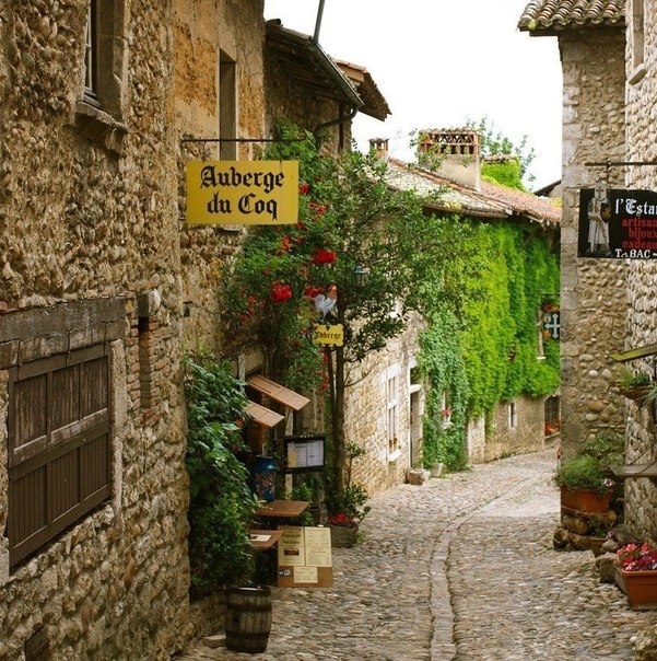 Средневековая деревня Перуж, Франция 0