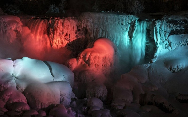 Иллюминация на замерзшем Ниагарскиом водопаде