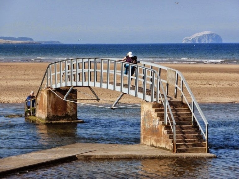 Мост посреди моря в Белхейвен Бэй