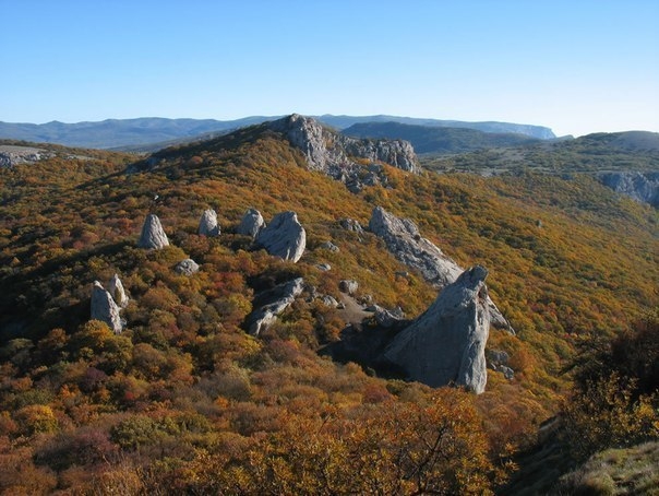 Крымские пейзажи: чудеса природы и древние руины.