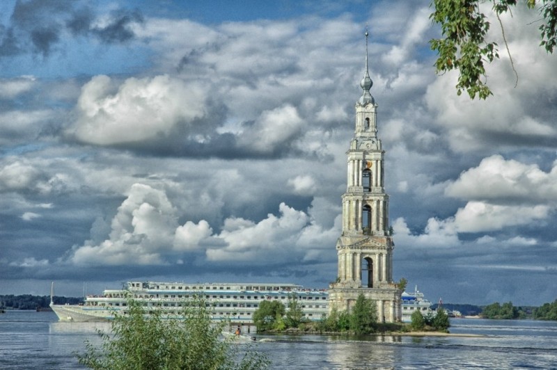 Затопленная колокольня в Калязине