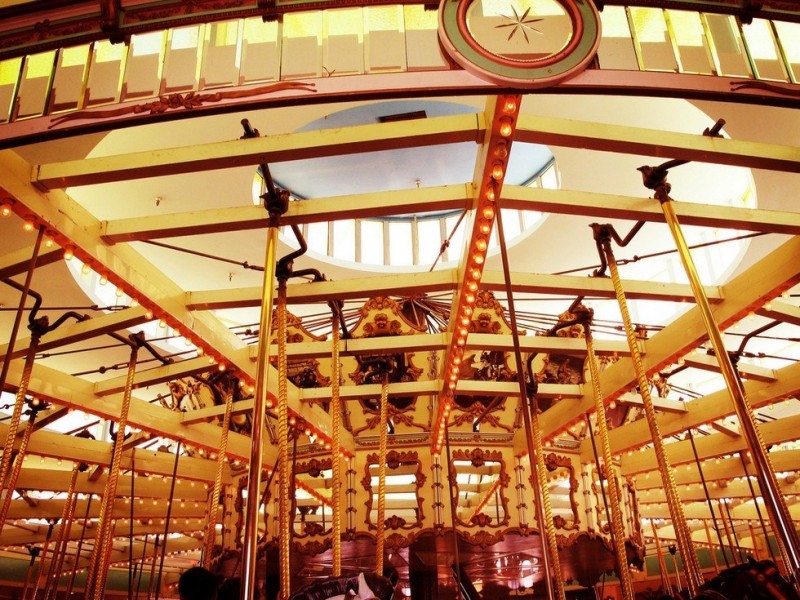 Столетняя карусель Looff Carousel в Сан-Диего (США) Столетняя карусель Looff Carousel в Сан-Диего (США)