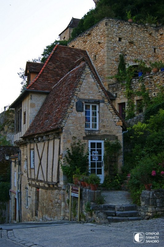 Рокамадур - деревня на уступах скалы. Франция