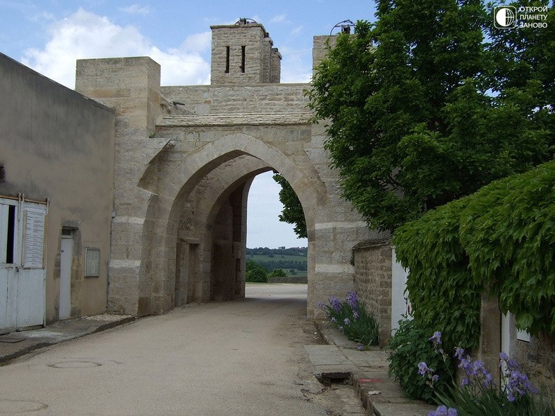 Деревня Noyers-sur-Serein, Бургундия, Франция Деревня Noyers-sur-Serein, Бургундия, Франция