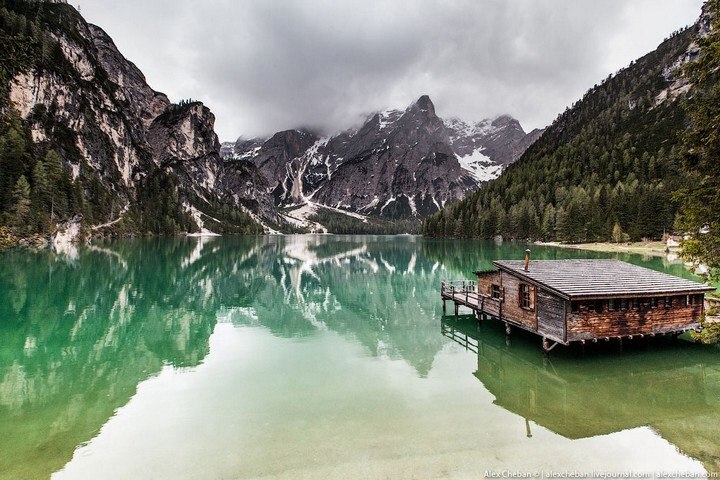 Озеро Брайес в Доломитовых Альпах, Италия