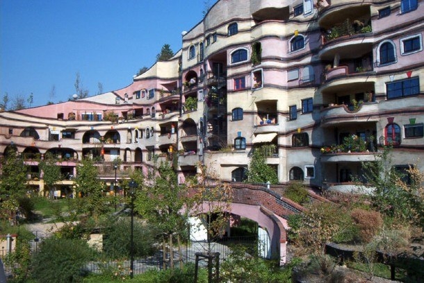 Waldspirale: необычный дом среди обычного однообразия (Германия) Waldspirale: необычный дом среди обычного однообразия (Германия)