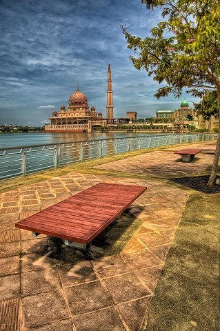 Розовая мечеть в Малайзии, восхищающая своей красотой и величием