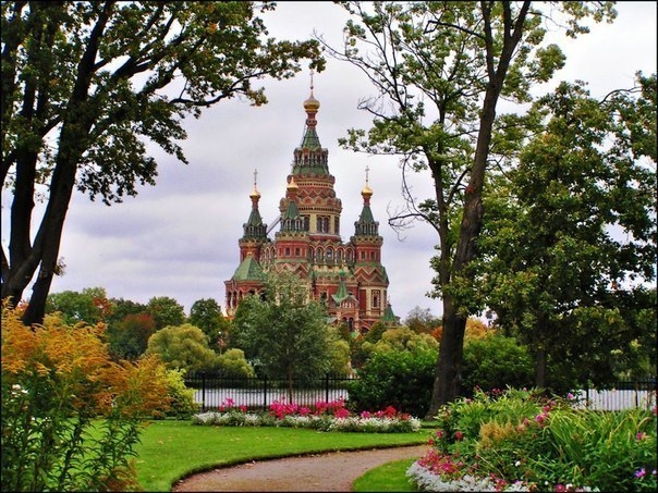 Собор Петра и Павла - красивейший храм в Петергофе.