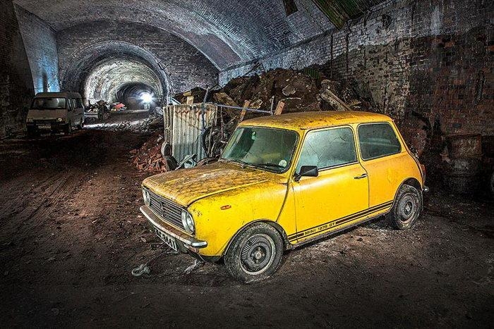 Туннель с брошенными автомобилями. Туннель с брошенными автомобилями.