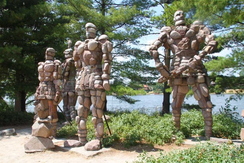 Каменные стражи в городе Рокфорд (США) Каменные стражи в городе Рокфорд (США)