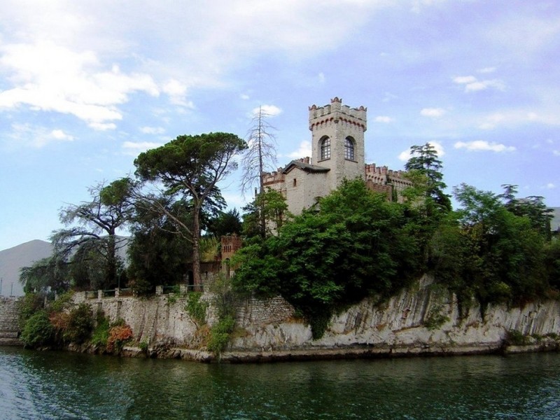 Миниатюрный замок на острове Лорето (Италия)