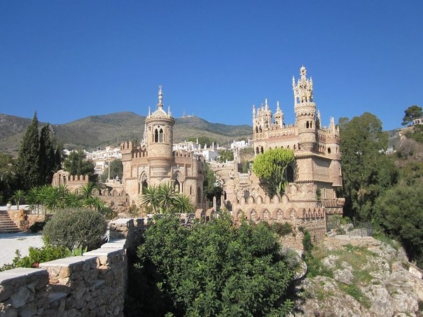 Фантастический замок Коломарес в Испании. 3