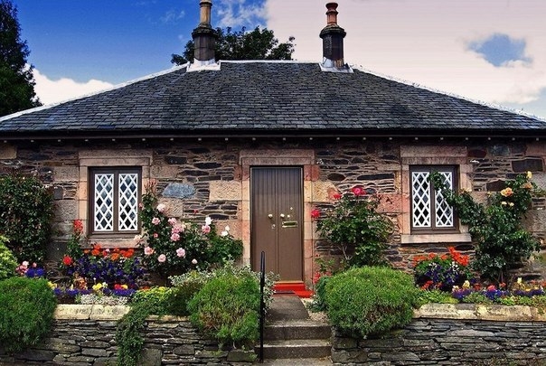 Живописная деревня на озере Лох-Ломмонд, Шотландия.