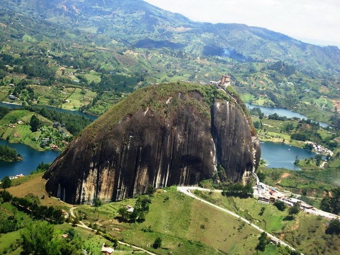 Скала Эль-Пеньон-де-Гуатапе в Колумбии