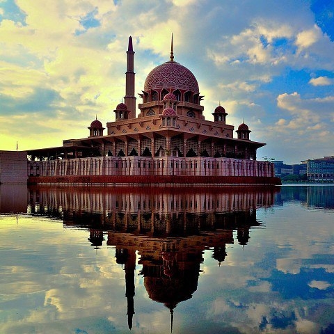 Розовая мечеть в Малайзии, восхищающая своей красотой и величием