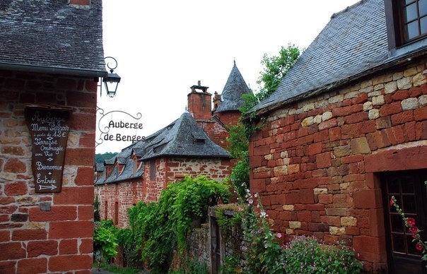 Карминная деревня во Франции