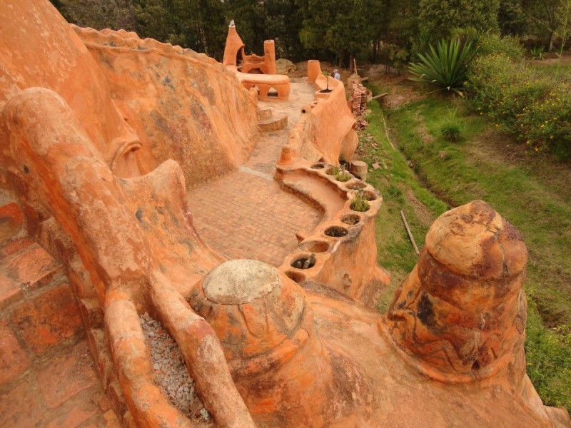 Экологический дом из глины в Колумбии
