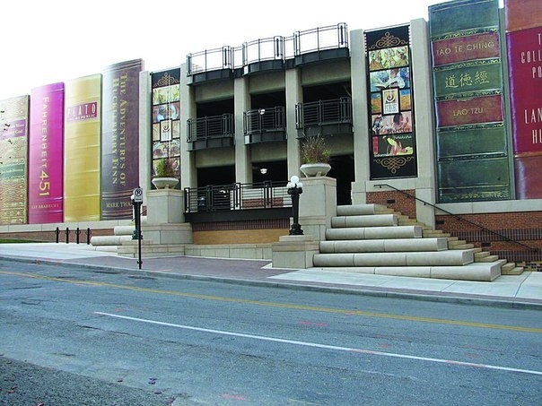 Гигантские «книги» фасада библиотеки в Канзас-Сити
