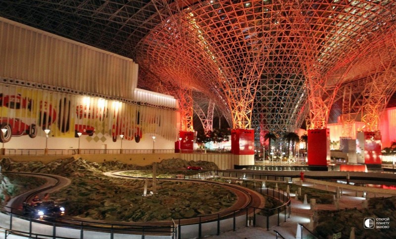 Ferrari World (Абу-даби, ОАЭ) Ferrari World (Абу-даби, ОАЭ)