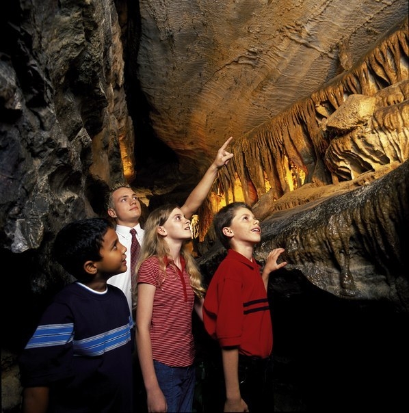 Живописная пещера и подземный водопад в долине Теннесси