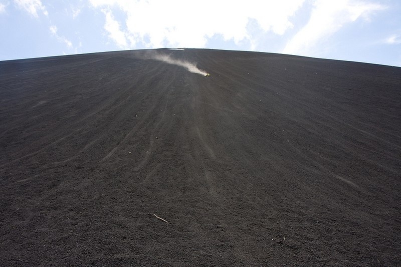 Вулканобординг на Серра-Негро в Никарагуа.