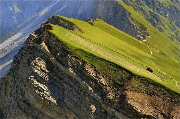 Ферма на крутом склоне в Альпах
