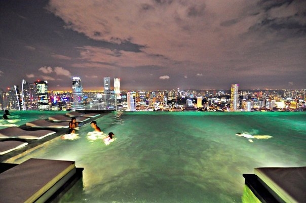 Самый высокий бассейн в мире на крыше небоскреба Marina Bay Sands Skypark, Сингапур Самый высокий бассейн в мире на крыше небоскреба Marina Bay Sands Skypark, Сингапур