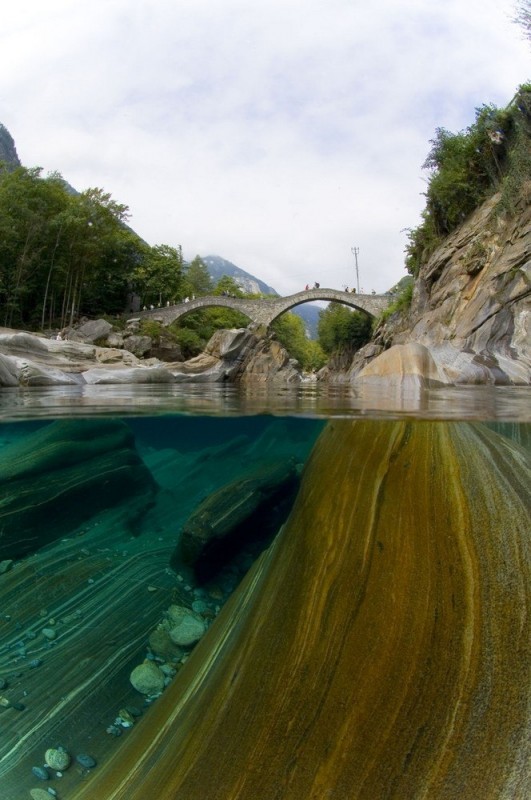 Река Верзаска: кристально чистая вода на глубине 15 метров (Швейцария)