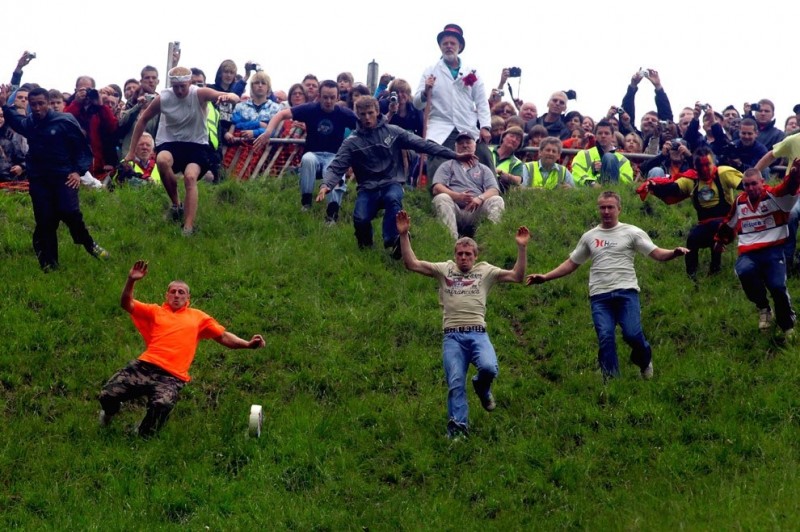 Сырные гонки на крутом холме. Англия