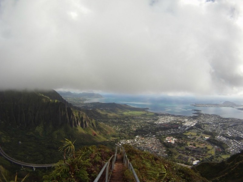 Лестница в небо на Гавайях.