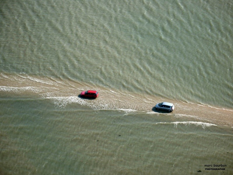 Автомобильная дорога, которая уходит под воду