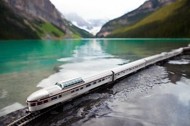 Канадский фотограф Jeff Friesen показывает достопримечательности своей страны с помощью игрушечной ж