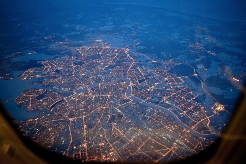 Вид на огни ночного Санкт-Петербурга в иллюминатор.