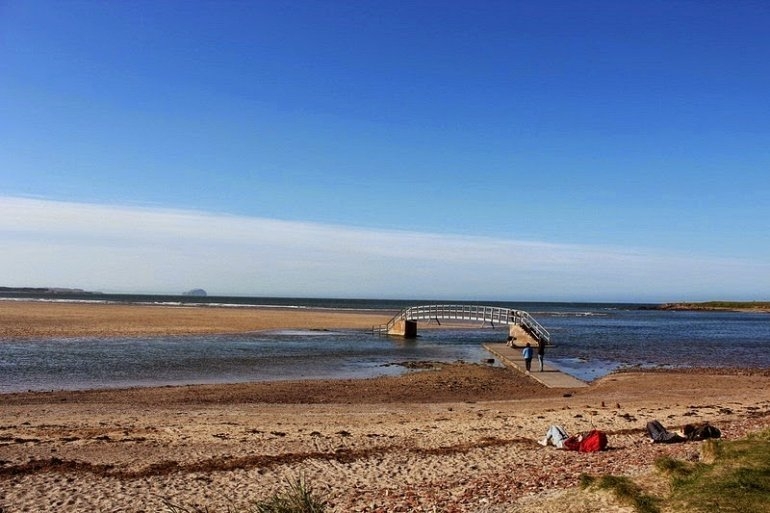 Мост посреди моря в Белхейвен Бэй