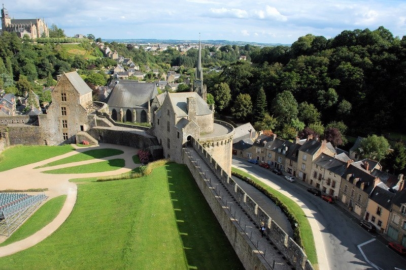 Город-крепость Фужер во Франции 1