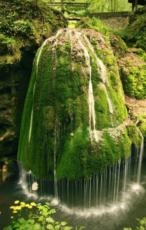 Живописный водопад Бигар