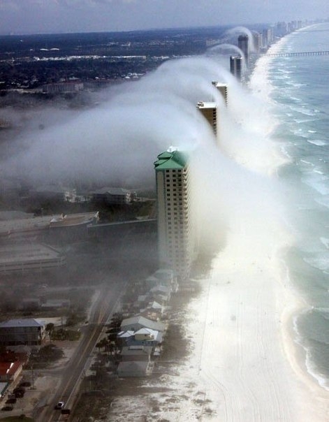 Туман создает эффект, похожий на цунами. Побережье Флориды, США